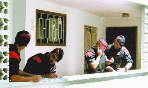 Varios mossos inspeccionan los apartamentos tras las destrozos. ::
DIARI DE TARRAGONA