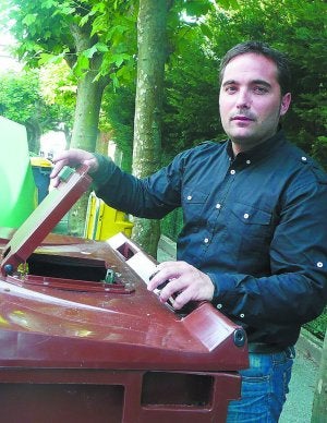 Jon Redondo abre uno de los contenedores marrones. ::
ETXEBERRIA