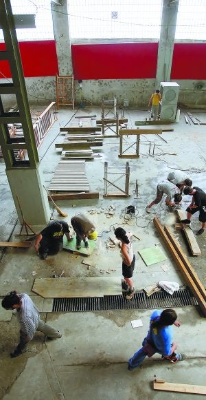 Preparación. Participantes en el encuentro ultiman los preparativos en la casa Ciriza. ::
ARIZMENDI