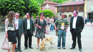 Isabel Muela, Cristino Burgoa de la Cal, Ana con su perro Duzhess, Iñaki e Ioritz Imaz ayer ante el ayuntamiento de Idiazabal.