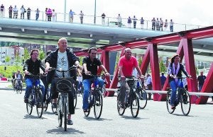 Elorza y varios concejales dieron una vuelta en bicicleta. ::                             MIKEL FRAILE