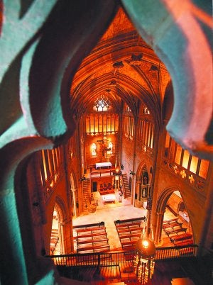La 'pequeña catedral'. En la parroquia de San Salvador hay bastantes elementos curiosos, pero todo tiene su explicación. ::                             FOTOS MIKEL FRAI                            LE