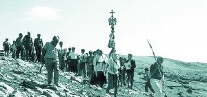 Mikel Goiaingerua, Gurutzea,  eta bere jarraitzaileak, aspaldiko irudi batean Igaratzako ermitarako bidean meza entzutera.