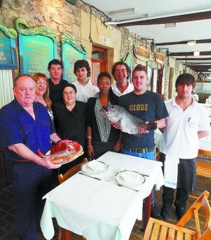 El equipo al completo del Restaurante Sebastián, una gran familia. ::
LUSA