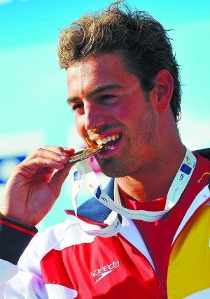 Campeón. Rafa Muñoz muerde la medalla de oro. ::                             AFP