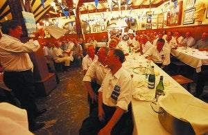 Cena. Kresala y Gaztelubide compartieron la tradicional cena de la víspera de la Virgen. ::
NAGORE IRAOLA