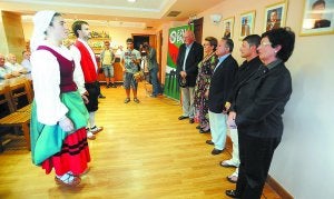 Aurresku. Idoiaga, Gartzia e Iturbe junto a la viuda de Galdos y el hijo de Celaya ante sus fotografías y los dantzaris. ::                             MORQUECHO