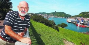 El alcalde de Errenteria, Juan Carlos Merino, en una zona de la localidad cercana al puerto de Pasajes. ::                             ARIZMENDI