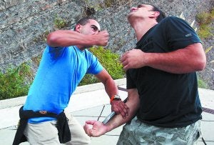 Fernando y Oscar en plena demostración de cómo desarmar y responder a un ataque. ::
NAGORE IRAOLA