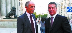 En el Congreso. El portavoz del PNV en la Cámara baja, Josu Erkoreka, y el presidente del EBB, Iñigo Urkullu, se mostraron satisfechos ayer tarde en Madrid tras cerrar el acuerdo con el PSOE. ::                             DAVID CASTRO (EL PERÓDICO)