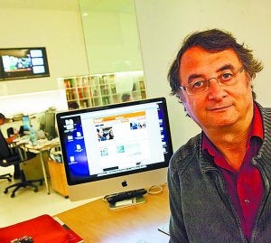 Vicent Partal en la redacción de 'Vilaweb'. ::                             LLUÍS BRUNET