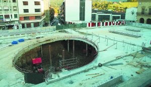 Aspecto que presenta la losa superior del futuro aparcamiento de la plaza de San Juan, con el hueco de la pérgola. ::
FLOREN PORTU