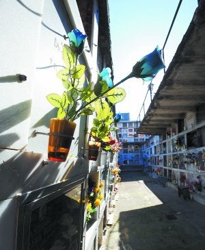 Cementerio laico. En Eibar una parte del cementerio está reservada para tumbas donde no luce ningún símbolo religioso. ::                             FÉLIX MORQUECHO