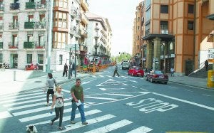 Renovación. El pasado viernes ya podían verse algunas máquinas y vallados en la calle Estación. ::                             PORTU