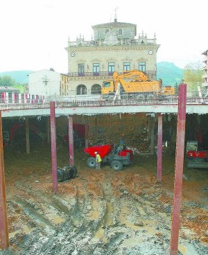 Vacíado. En esta fase de obra, el trabajo consiste en quitar la tierra bajo la losa construida en San Juan. ::                             PORTU