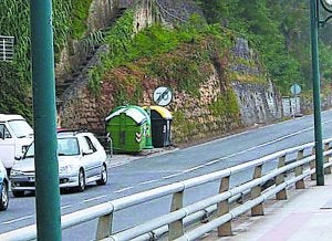 Bajada. Acceso desde la chabola en la que habitaba el padre de la niña fallecida hasta el paseo marítimo de Zarautz-Getaria. ::                             LUSA