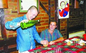 Desde Oriente. El japonés Ryuji Ikerne escancia sidra durante la cata, acompañado de Ion Astiazaran. ::
JUANTXO UNANUA