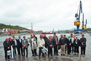 Tarde en el Puerto. Algunos congresistas del INTA34, con Miguel Buen en Pasaia. ::                             NAGORE IRAOLA