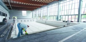 Días de retoques. Una de las piscinas interiores, la de 25 metros, con el vaso ya colocado. ::                             MIKEL FRAILE