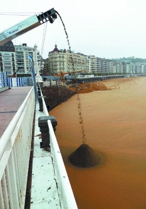 La primera. Una cinta transportadora conduce la arena desde la cribadora hasta la playa. ::                             AINGERU MUNGUÍA