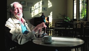 Contemplativo. Sampedro, en el viejo casino del balneario de Alhama de Aragón. ::
J.L. NOCITO