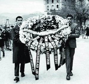 Homenaje póstumo. Dos compañeros de los seis chicos fallecidos portan una corona con sus nombres y apellidos. ::                             JAVIER CARBALLO