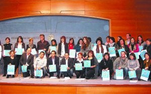 Sello distintivo. Ikerne Altube, junto a otros galardonados en el acto celebrado en el Gobierno Vasco.