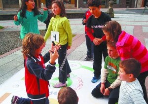 Alumnos de 5º de Primaria en un juego organizado con motivo de la campaña de educación ambiental.