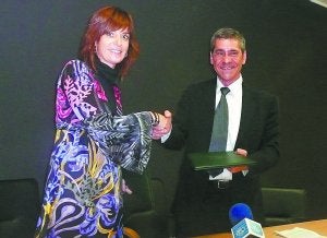 Lide Amilibia y el diputado Carlos Ormazabal se felicitan tras suscribir el acuerdo. ::                             ETXEBERRIA