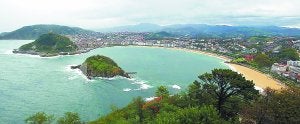 Postal. Vista de San Sebastián desde el monte Igeldo. Pese a lo apacible de la imagen, el clima no es uno de los puntos fuertes. ::                                                        MICHELENA