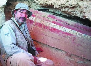 Sobre el terreno. El egiptólogo José Miguel Serrano Delgado en la Necrópolis de Tebas.