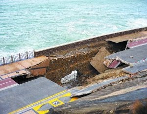 El gran socavón. El Paseo Nuevo, tras los efectos del temporal. ::                             P. M.