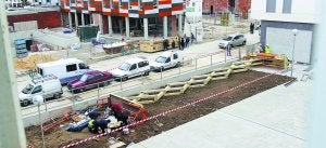 Sanitarios cubren el cadáver del trabajador que quedó tendido al lado de la plataforma en la que se encontraba subido. ::
IGOR AIZPURU