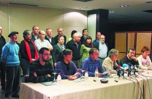 Iniciativa. Representantes de la izquierda abertzale, ayer en un acto para presentar sus propuestas en Bilbao. ::
TELEPRESS