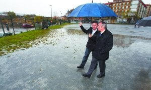 'In situ'. Santano y Arriola en el campo de fútbol del 'triángulo de Lepanto' observan el ámbito de San Miguel-Anaka. ::
F. DE LA HERA