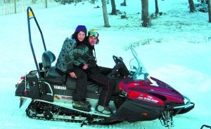 Rebeka y Joxemari en una moto de nieve en un punto de los Pirineos.