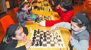 Los jóvenes disfrutaron jugando al ajedrez. ::
NÚÑEZ