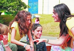 Azalpenak ematen. Arantza Ibarra filmeko zuzendaria eta aktore batzuk.