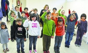 Los alumnos en el lugar que utilizan para jugar al ajedrez viviente.