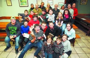 Ganadores. Los jóvenes ajedrecistas con sus premios, junto a los organizadores del torneo. ::
ARIZMENDI