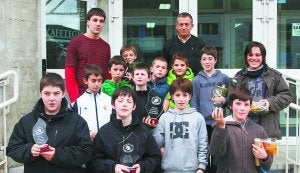 Los participantes posaron con sus trofeos y regalos al término del campeonato. La organización tuvo un detalle para todos ellos. ::                             LIMIA
