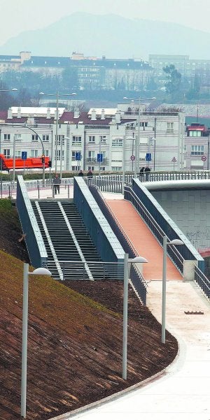 El puente de Hierro convertido ya en pasarela y a punto para ser utilizado. ::                             MICHELENA