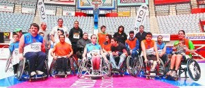 Ejemplo de superación. Los miembros del Salto Bera Bera de basket adaptado posan con integrantes del Lagun Aro GBC sobre el parqué del San Sebastián 2016 Arena.