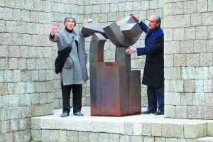 Reencuentro. Rocío Peña y Luis Chillida aprecian la obra que crearon sus respectivos padres para la vitoriana plaza de los Fueros. ::                             IOSU ONANDIA