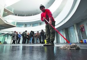 Para entrar. A un mes de ponerse en marcha, se trabaja ya en los últimos detalles del edificio. ::                             F. DE LA HERA
