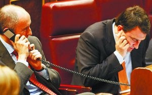 Los diputados del PNV Josu Erkoreka y Aitor Alonso, en el Congreso. ::
EFE