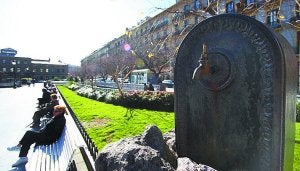 La escultura que recuerda a la predecesora de la actual fuente de la Salud.