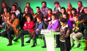 Acuerdo de Gernika. La miembro de la izquierda abertzale Jone Goirizelaia firma los cambios en el texto, ayer tarde en Donostia, en presencia del resto de firmantes. ::
LUSA