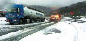 A-15. Un vehículo quitanieves limpia la calzada en la zona de Pagozelai. ::
ELI BELAUNTZARAN