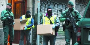 Operación policial. Agentes de la Guardia Civil extraen material durante los registros practicados tras las detenciones del martes en Vizcaya. ::                             TELEPRESS